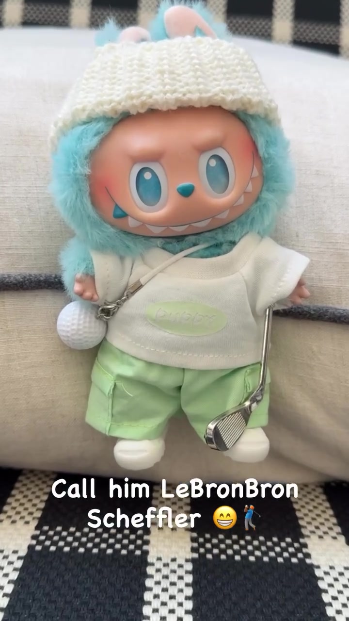 kaiyun体育app-詹姆斯展示个人Labubu收藏：命名为LeBronBron的潮玩新成员😁